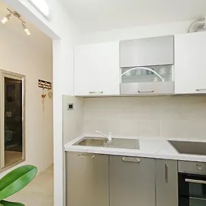 Symphony Garden: Modern, New Apartment Split